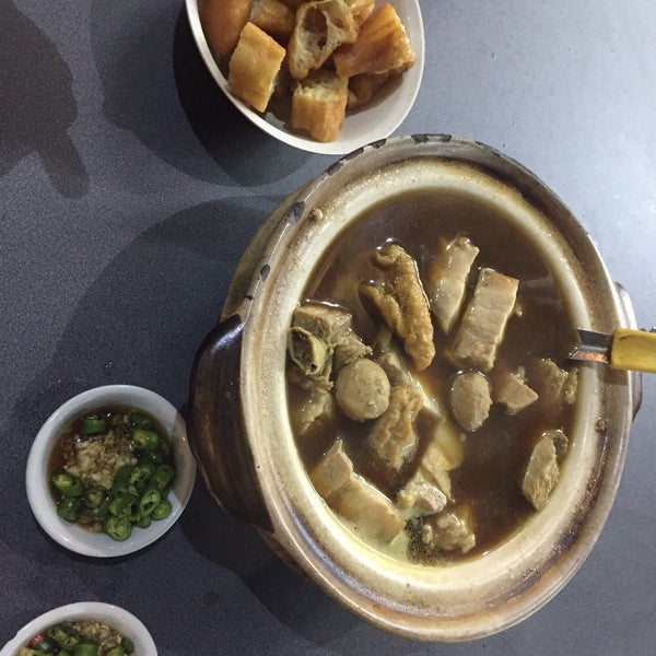 Das Foto wurde bei Fatty Bak Kut Teh &amp; Steamed Fish Head von Quennie V. am 10/18/2018 aufgenommen