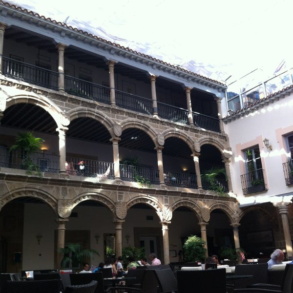 8/31/2013 tarihinde Quique B.ziyaretçi tarafından Hotel Palacio de Los Velada'de çekilen fotoğraf