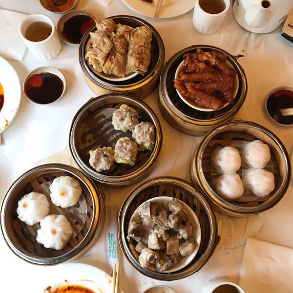 2/25/2017 tarihinde Mongkol T.ziyaretçi tarafından Triple Crown Restaurant'de çekilen fotoğraf
