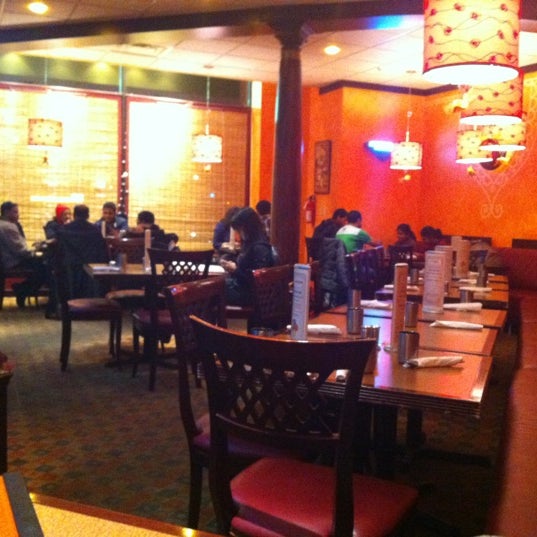 Das Foto wurde bei Karaikudi Chettinad South Indian Restaurant von Kristal S. am 10/27/2012 aufgenommen