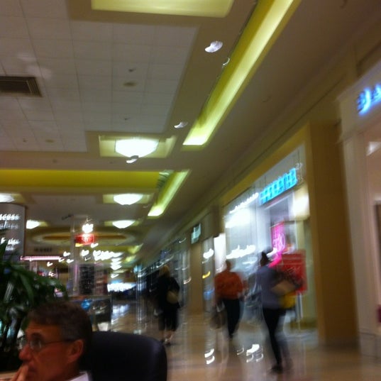Photo prise au Fayette Mall par Lillica f. le10/27/2012
