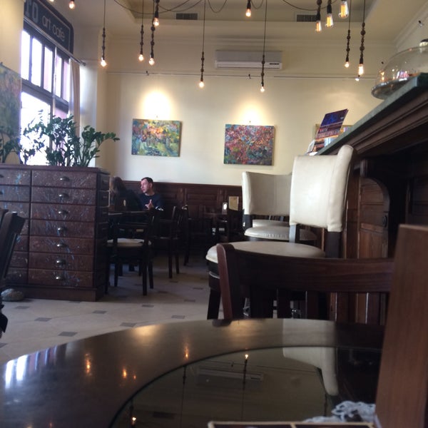 Интересный интерьер, хорошее место в самом центре, фирменный кофе Фёдора Магайла как по мне сильно сладкий👌🏻