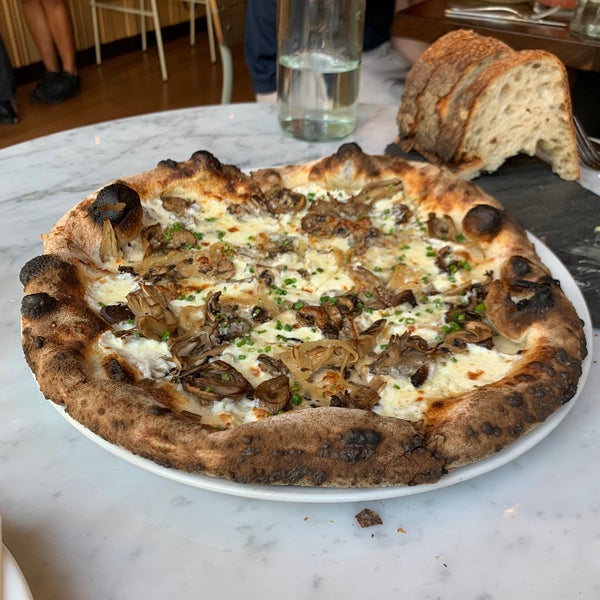 Photo taken at Razza Pizza Artiginale by Ed S. on 8/4/2022