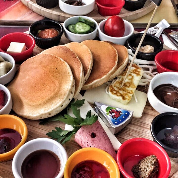 Foto tirada no(a) Crepe Box Cafe Restaurant por Zeynep C. em 10/16/2016