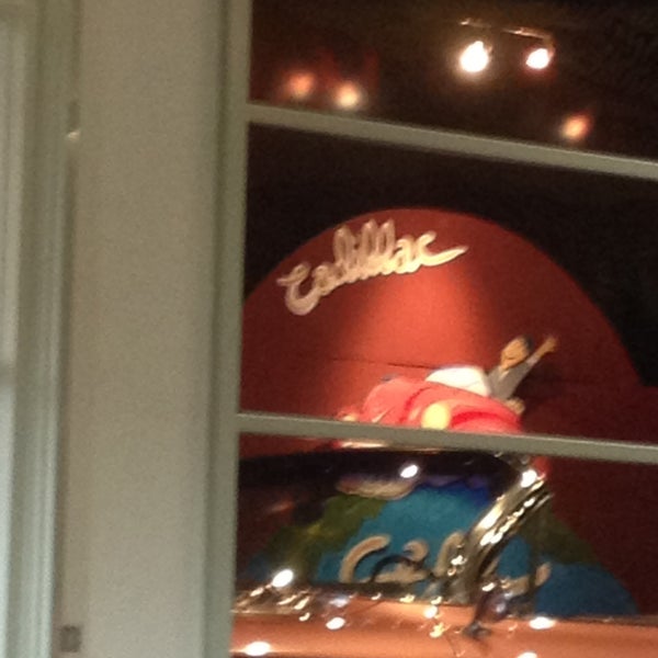 4/20/2013 tarihinde Dennis D.ziyaretçi tarafından Cadillac Cafe'de çekilen fotoğraf