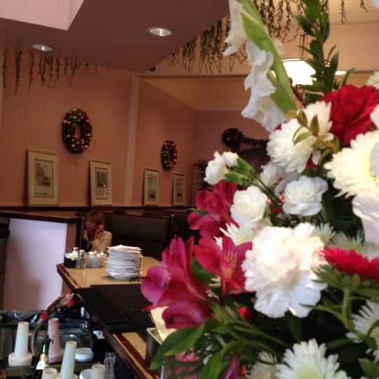 12/2/2012 tarihinde Dennis D.ziyaretçi tarafından Cadillac Cafe'de çekilen fotoğraf