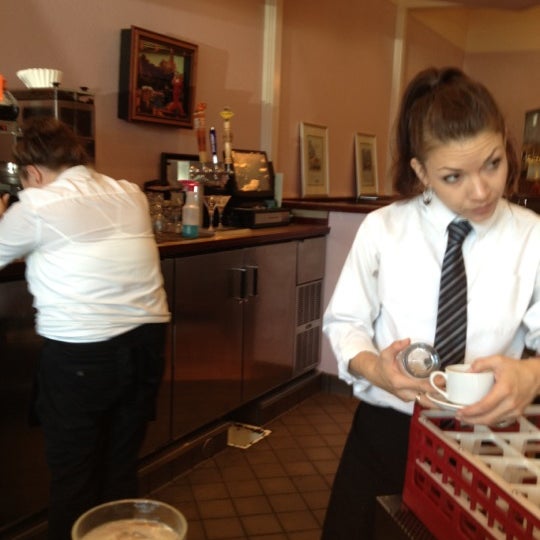 10/6/2012 tarihinde Dennis D.ziyaretçi tarafından Cadillac Cafe'de çekilen fotoğraf
