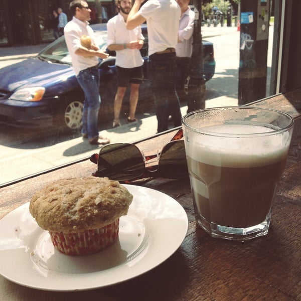6/19/2013 tarihinde Jessica C.ziyaretçi tarafından Kitsuné Espresso Bar Artisanal'de çekilen fotoğraf
