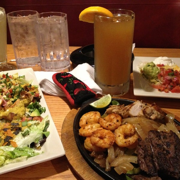 Photo taken at Chili&#39;s Grill &amp; Bar by Alexander(800)518-7205 H. on 5/22/2013