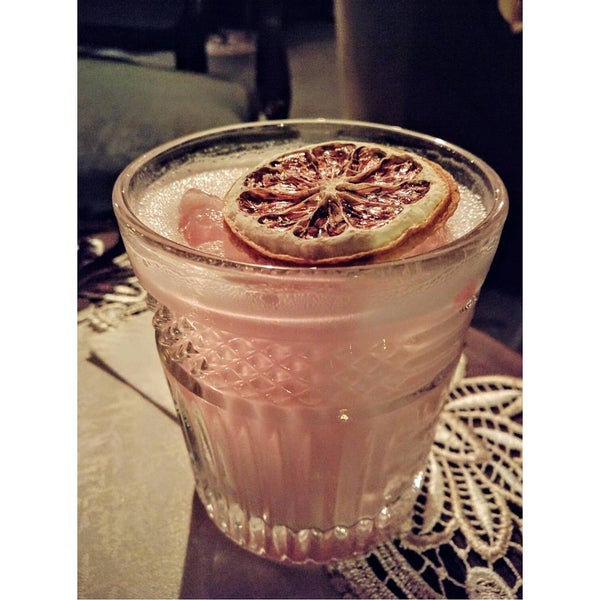 Foto tomada en Old Fashioned Cocktail &amp; Absinthe Bar  por Glenn C. el 7/19/2015