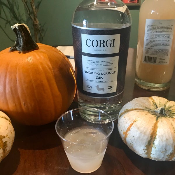 Foto tirada no(a) Corgi Spirits at The Jersey City Distillery por Gary T. em 10/4/2019