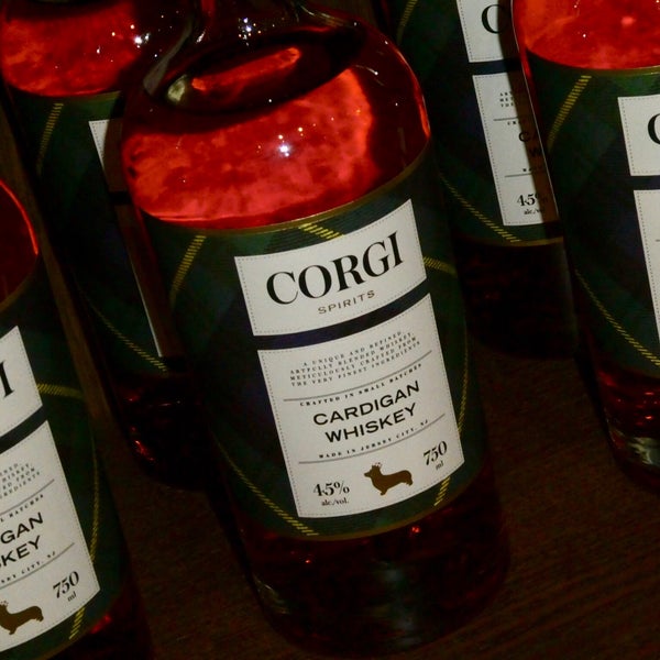 Foto tirada no(a) Corgi Spirits at The Jersey City Distillery por Gary T. em 10/5/2018