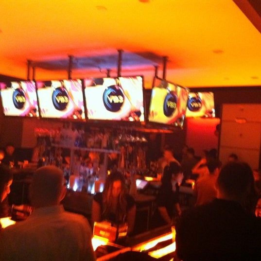 Foto tomada en VB3 Villa Borghese III Restaurant, Sports Bar &amp; Lounge  por Gary T. el 11/11/2012