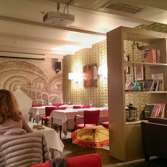 Foto scattata a Rosso &amp; Bianco Cafe da Yegor S. il 10/16/2013