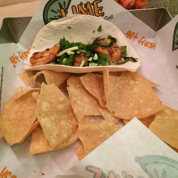 รูปภาพถ่ายที่ Lime Fresh Mexican Grill โดย Steve S. เมื่อ 11/29/2014