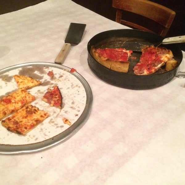 Foto tirada no(a) Pizano&#39;s Pizza &amp; Pasta por Jeff D. em 9/29/2015