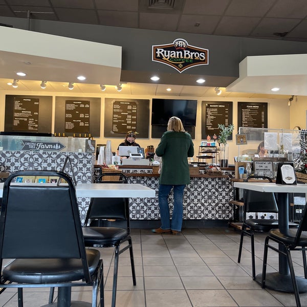 Эспрессо крема. Кофе бистро. Кофе бистро. Эмблема кафе бистро. Интерьер кафе.