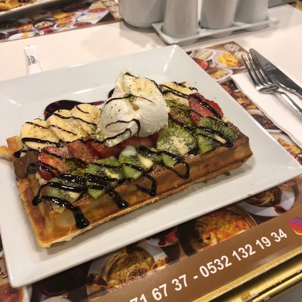 Foto scattata a Palace Cafe Restaurant &amp; Bowling da Aras il 12/6/2019