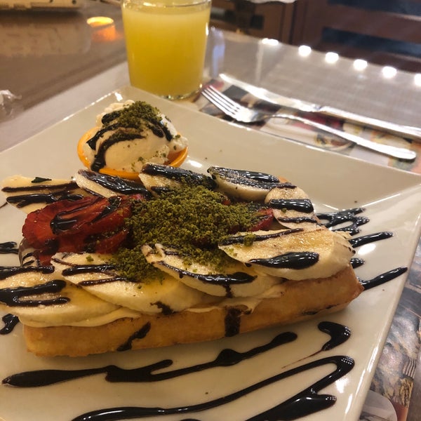 Снимок сделан в Yalı Cafe &amp; Restaurant пользователем Aras 12/3/2019