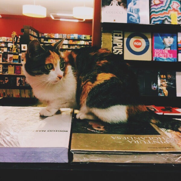 Foto diambil di Librería El Virrey oleh Laura F. pada 4/4/2015