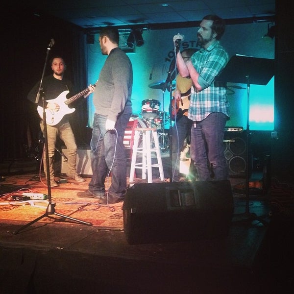 Foto diambil di 10th Street Live Bar &amp; Grill oleh Erica R. pada 2/13/2014