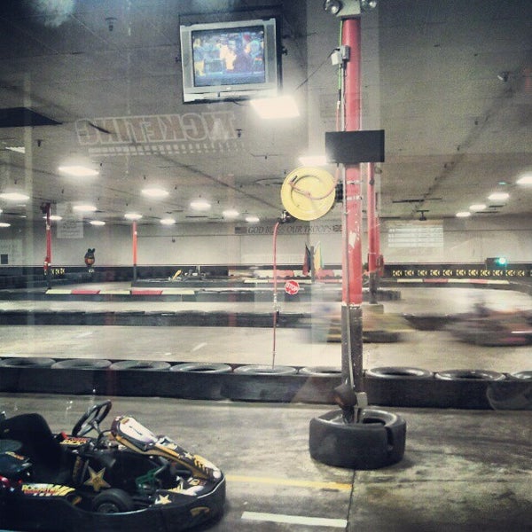 Foto tomada en Track 21 Indoor Karting &amp; More  por Mia P. el 10/13/2012