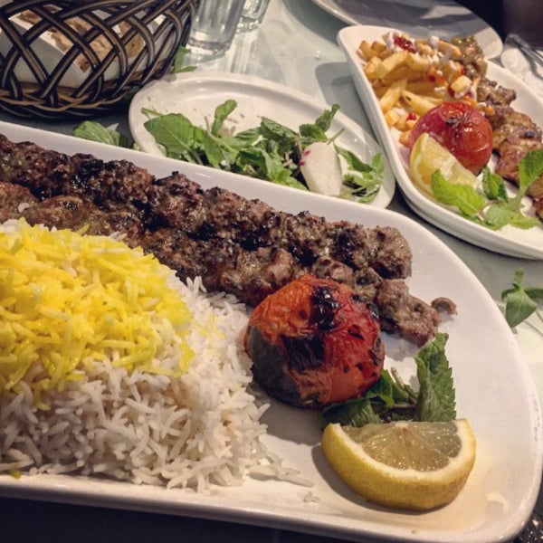 Das Foto wurde bei Iran Zamin Restaurant von Hana Rahnoma✨ am 7/13/2016 aufgenommen
