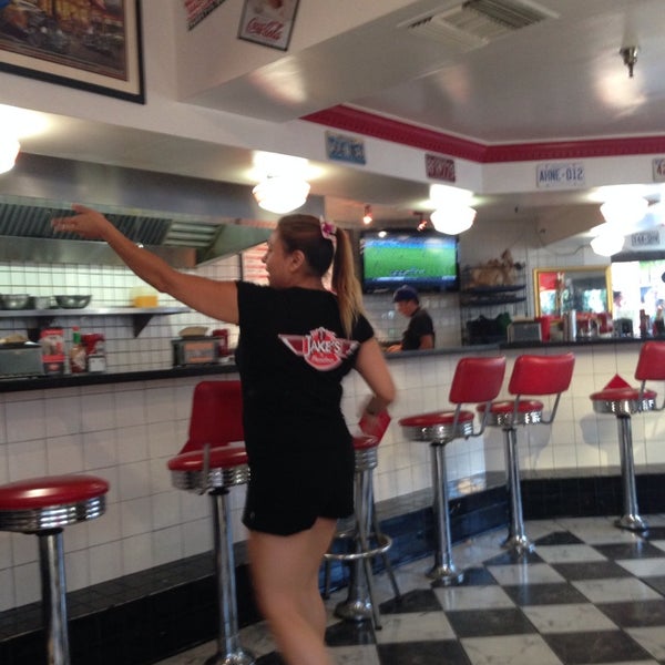7/24/2014 tarihinde Michael Y.ziyaretçi tarafından Jake&#39;s Burgers &amp; Billiards'de çekilen fotoğraf