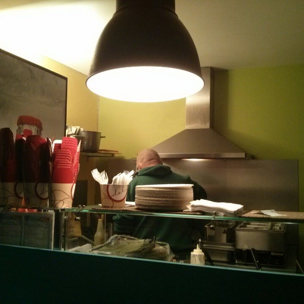 1/23/2014에 Maxim H님이 Wrap Up Burritobar에서 찍은 사진