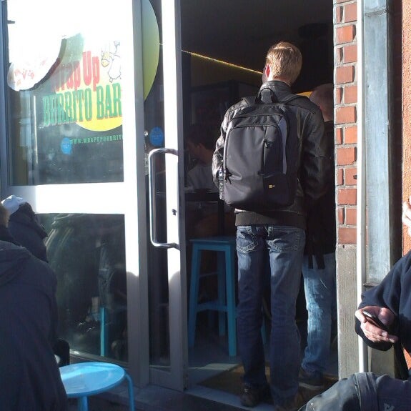 12/2/2013에 Maxim H님이 Wrap Up Burritobar에서 찍은 사진