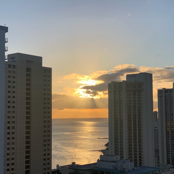 Foto tirada no(a) Hilton Waikiki Beach por Ben em 4/18/2019