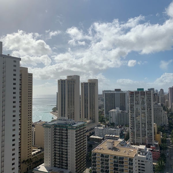 Foto tirada no(a) Hilton Waikiki Beach por Ben em 4/18/2019
