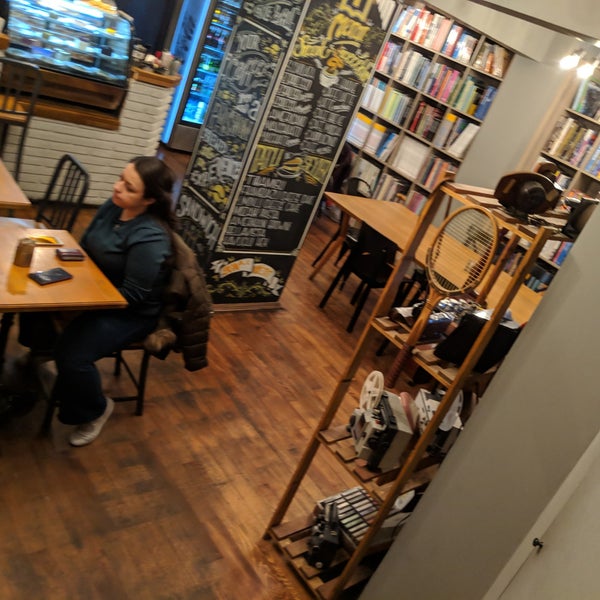 Foto tirada no(a) Tasarım Bookshop Cafe por TC Murat D. em 3/22/2019