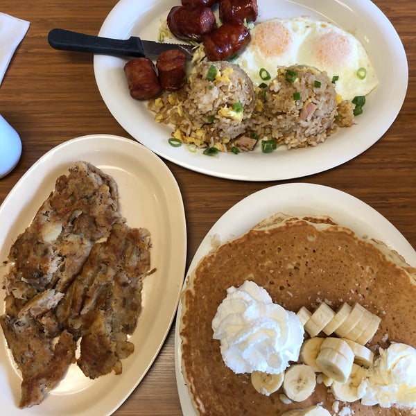 Photo taken at Hawaiian Style Cafe - Waimea by Jessica C. on 9/1/2019