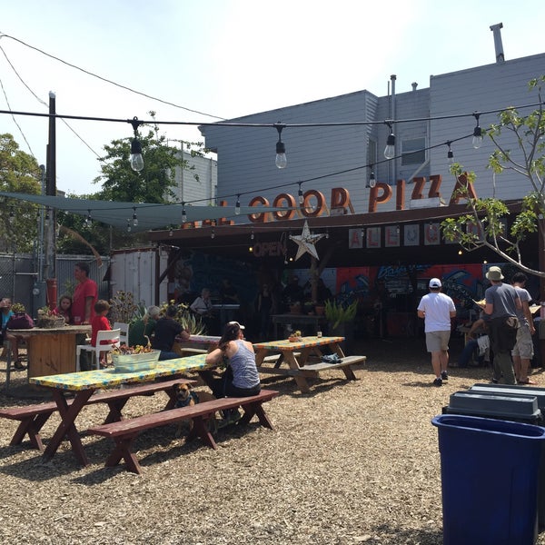 รูปภาพถ่ายที่ All Good Pizza โดย Jessica C. เมื่อ 7/19/2015