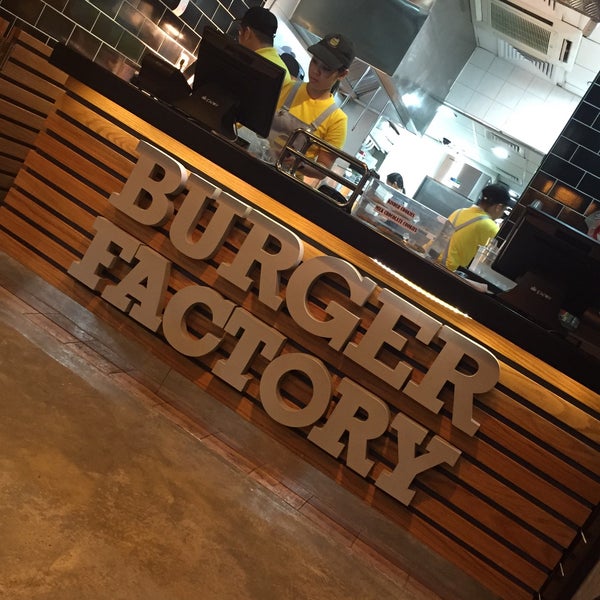 Photo taken at Burger Factory  (Al Nuzha Co-op) by HaYoNa on 4/11/2015