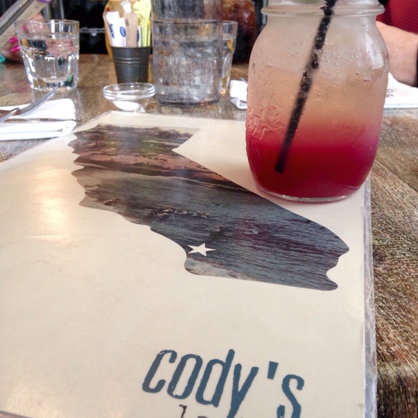 รูปภาพถ่ายที่ Cody&#39;s โดย John G. เมื่อ 5/27/2015