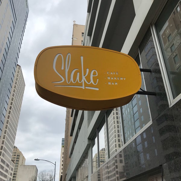 รูปภาพถ่ายที่ Slake Cafe &amp; Bar โดย Michael A. เมื่อ 3/15/2018