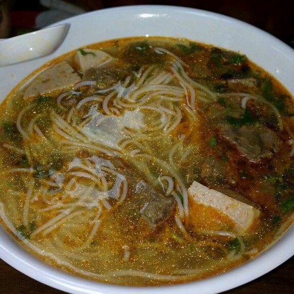 รูปภาพถ่ายที่ Kim Vu Vietnamese Cuisine โดย AJ M. เมื่อ 7/15/2013