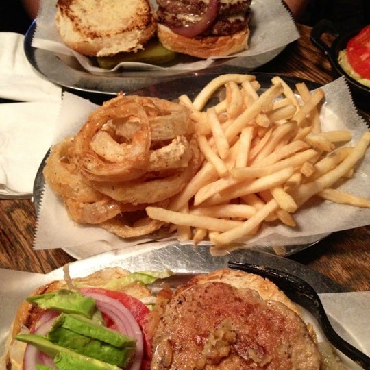 10/20/2012에 TahRaySa X.님이 Black Iron Burger에서 찍은 사진