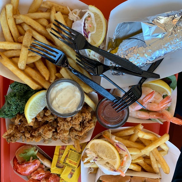 Снимок сделан в Portland Lobster Company пользователем TahRaySa X. 10/3/2019