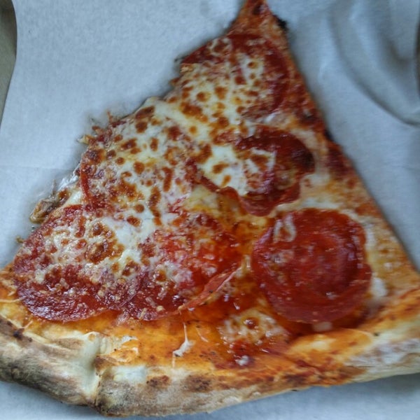 รูปภาพถ่ายที่ Pizzeria Vesuvius โดย Ricky L. เมื่อ 1/24/2014