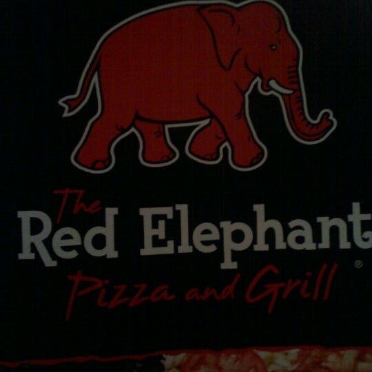Снимок сделан в Red Elephant Pizza &amp; Grill пользователем Angela T. 11/12/2012