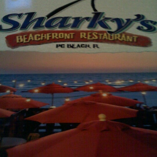 Снимок сделан в Sharky&#39;s Beachfront Restaurant пользователем Angela T. 11/18/2012