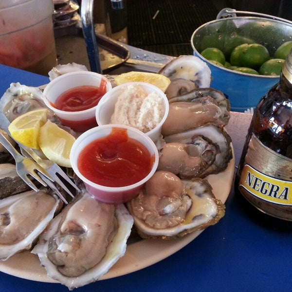 Das Foto wurde bei Pacific Star Restaurant &amp; Oyster Bar - Austin von michelle k. am 5/5/2013 aufgenommen