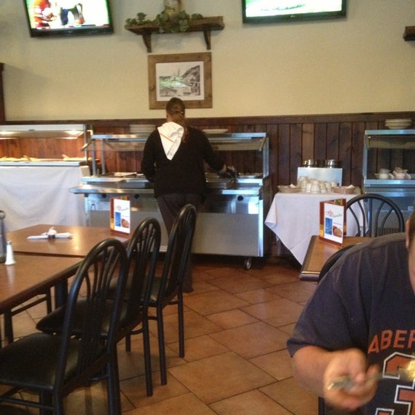 Foto tirada no(a) Flo&#39;s Pizzeria Ristorante &amp; Sports Bar por Aaron J. em 8/15/2013