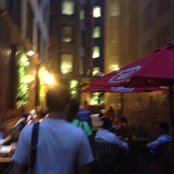 รูปภาพถ่ายที่ Battery Park Bar &amp; Lounge โดย Brian เมื่อ 6/21/2013