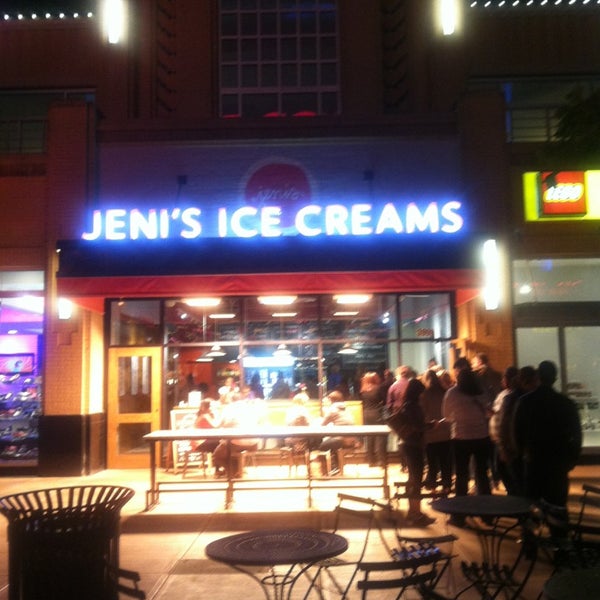 Foto tirada no(a) Jeni&#39;s Splendid Ice Creams por Kathleen A. K. em 5/25/2013