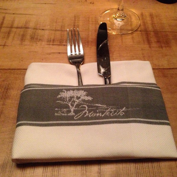 Foto scattata a Montecito Restaurant da Chelsea il 10/21/2014