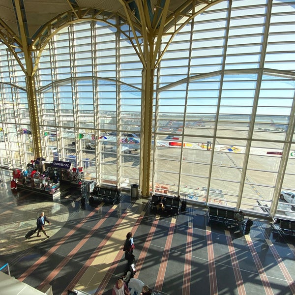 Foto tirada no(a) Ronald Reagan Washington National Airport (DCA) por Anthony V. em 10/18/2019